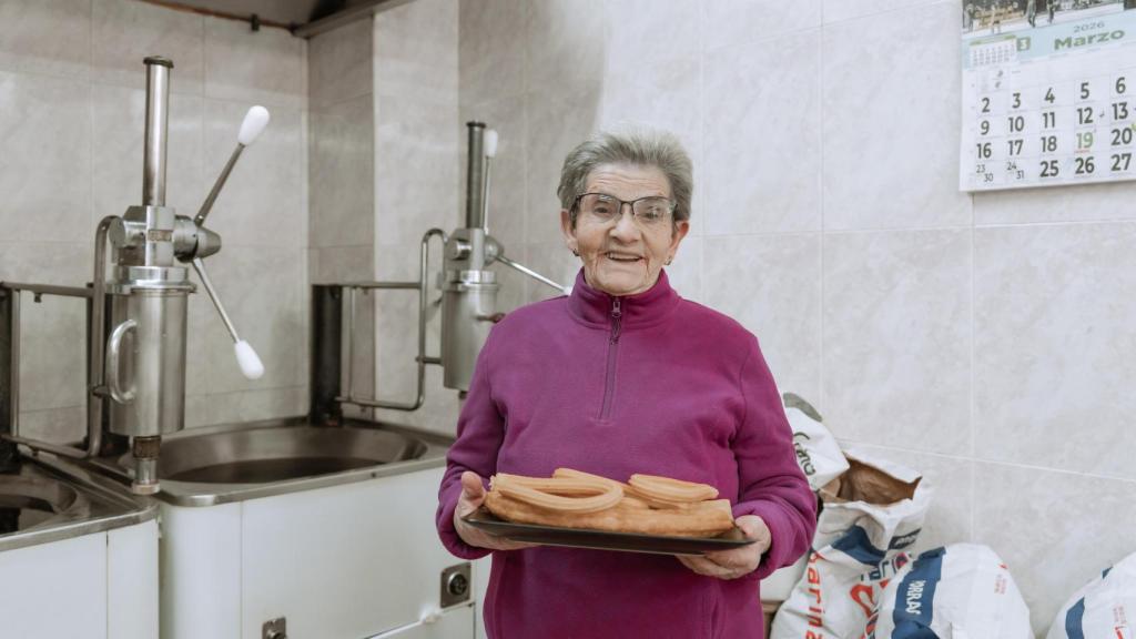 Luz con los churros de la churrería que abrió junto a su marido Lucas.