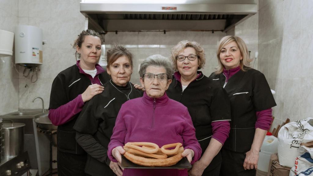De izquierda a derecha: Noelia, Conchi, Luz, Pili y Nuria.