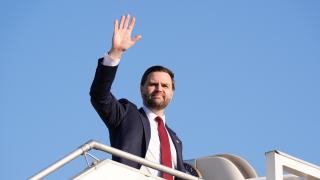 El vicepresidente de Estados Unidos, JD Vance, saluda mientras sube al Air Force Two, tras las conversaciones de paz con Irán en Islamabad, Pakistán, el domingo 12 de abril de 2026.