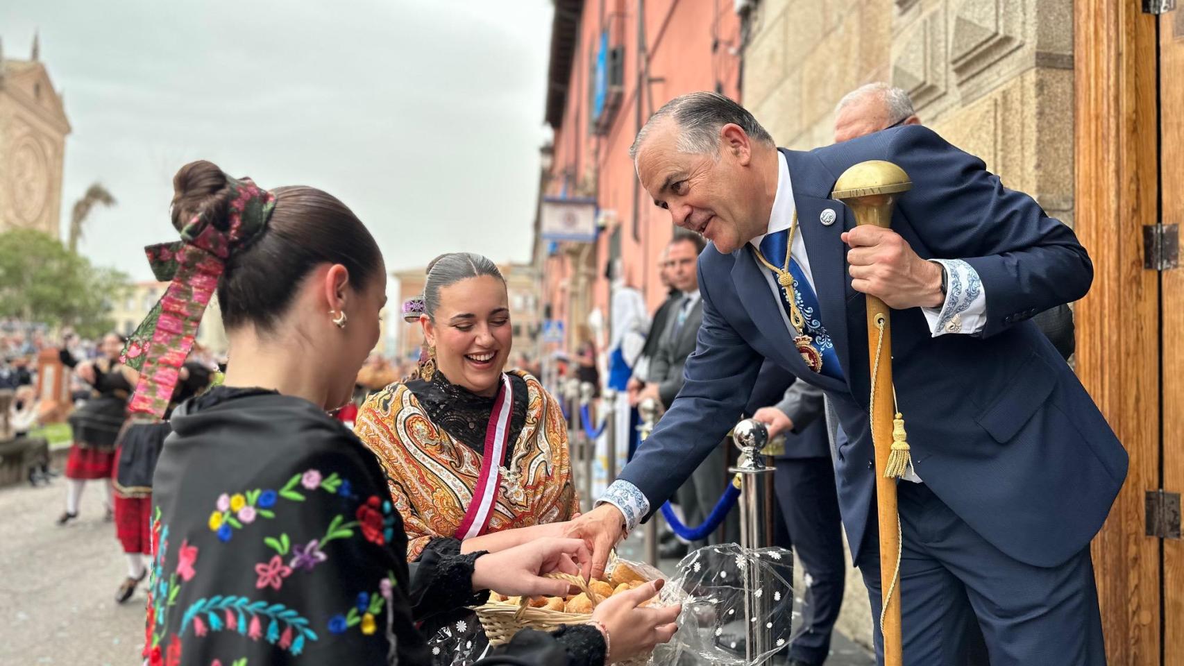José Julián Gregorio, alcalde de Talavera de la Reina durante el Gran Cortejo de las Mondas 2026.