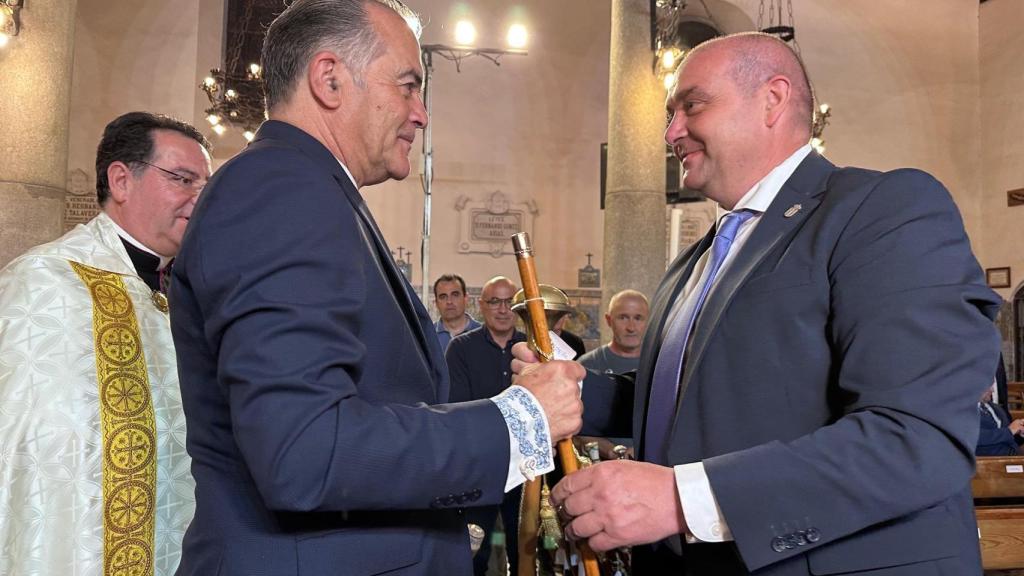Intercambio de bastones en las Mondas 2026 de Talavera de la Reina.