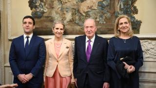 La Asamblea Nacional francesa ha querido reconocer al Emérito con el Premio Especial del Libro Político por sus memorias 'Reconciliación'.