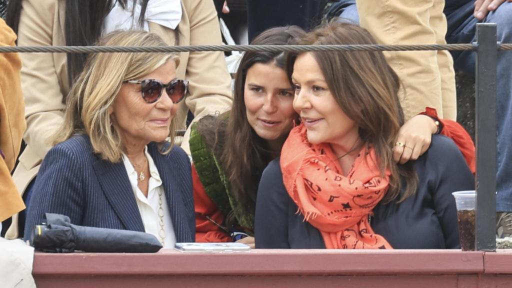 Tana Rivera, con Cari Lapique y Nuria González en la vuelta a los ruedos de Roca Rey, en Brihuega.