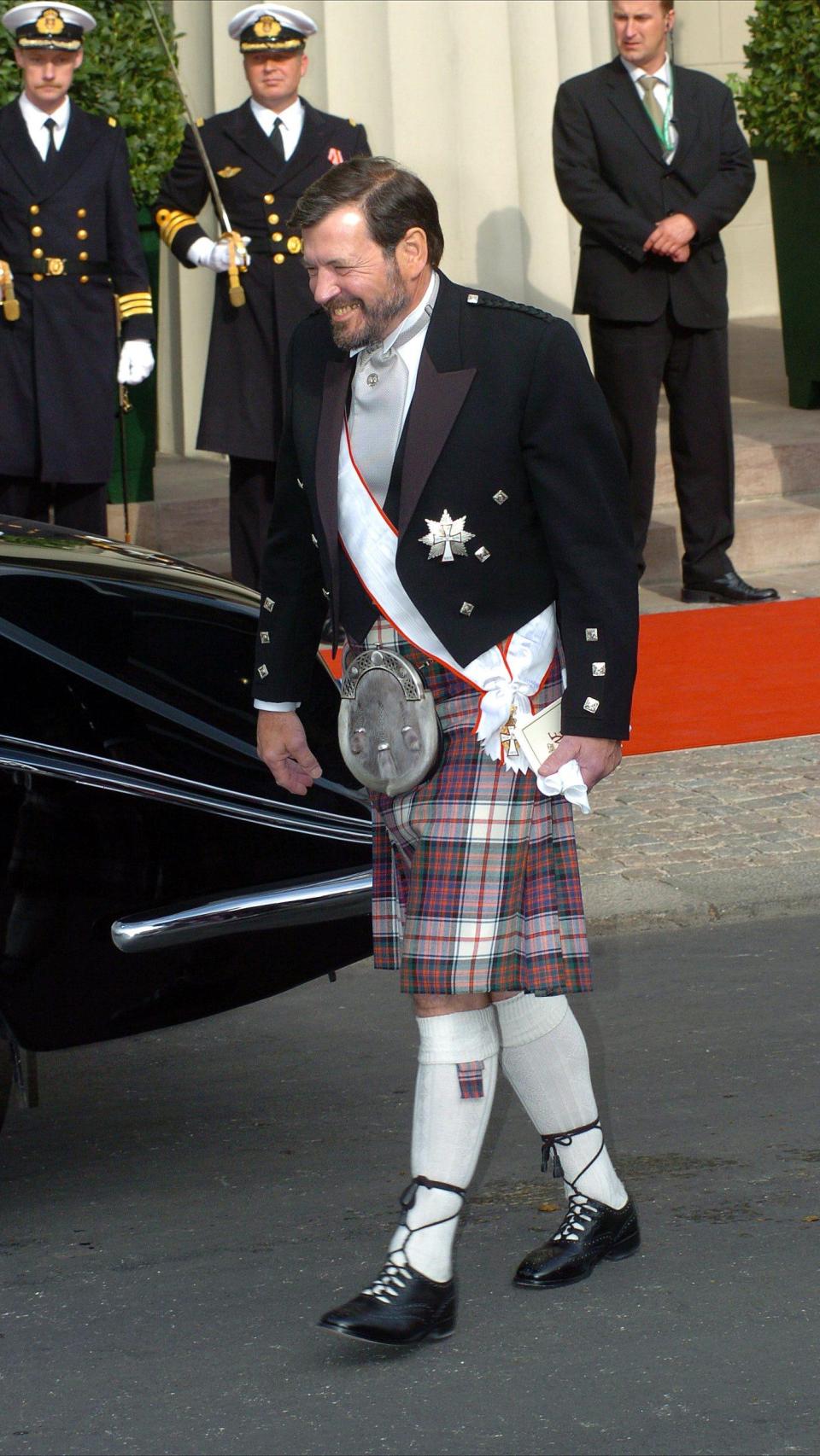 John Donaldson, vestido de escocés, en la boda de su hija Mary con Federico de Dinamarca en la Catedral de Copenhague, el 14 de mayo de 2004.