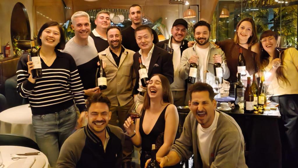 El equipo de Asian Fine Wines en una cata