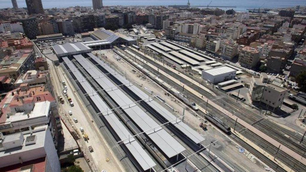 Vista aérea de la estación del AVE a su llegada a Alicante. EFE