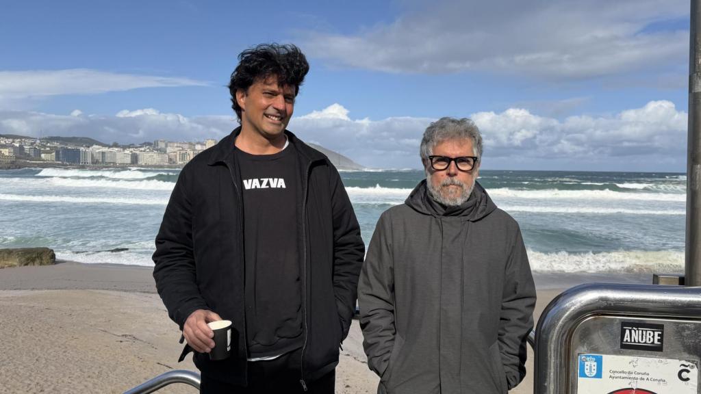 El cantante Iván Ferreiro junto al fundador de Vazva, Óscar Vales, en la playa del Orzán de A Coruña