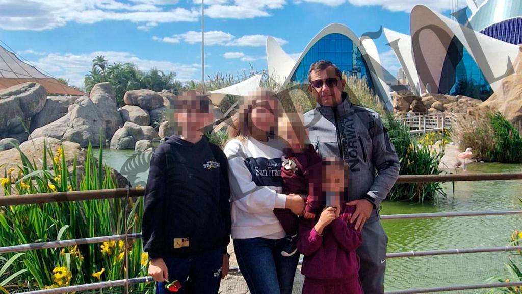 Gabriel, en una imagen junto a su difunto hijo, David, su esposa, y sus otros dos hijos.