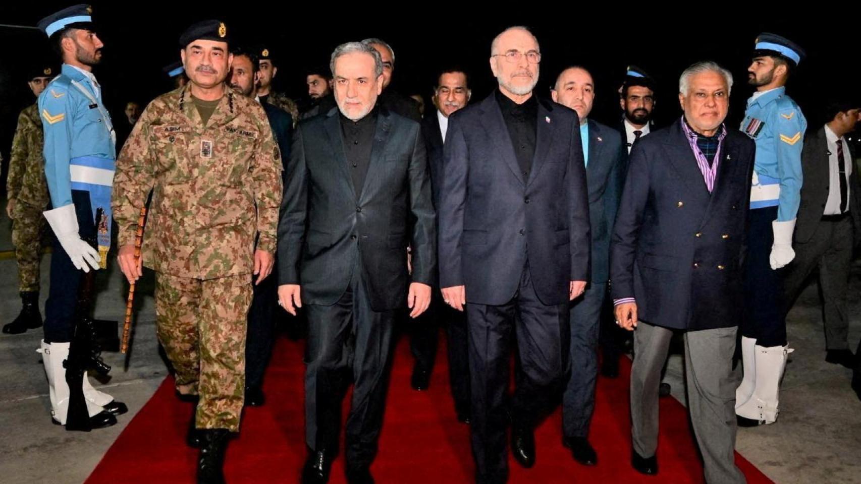 El ministro de Asuntos Exteriores iraní, Abbas Araghchi, y el presidente del Parlamento iraní, Mohammad Baqer Qalibaf, durante su llegada a Islamabad este sábado.