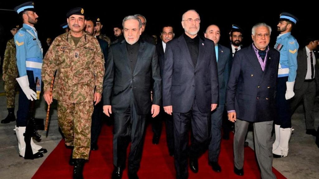 El ministro de Asuntos Exteriores iraní, Abbas Araghchi, y el presidente del Parlamento iraní, Mohammad Baqer Qalibaf, durante su llegada a Islamabad este sábado.