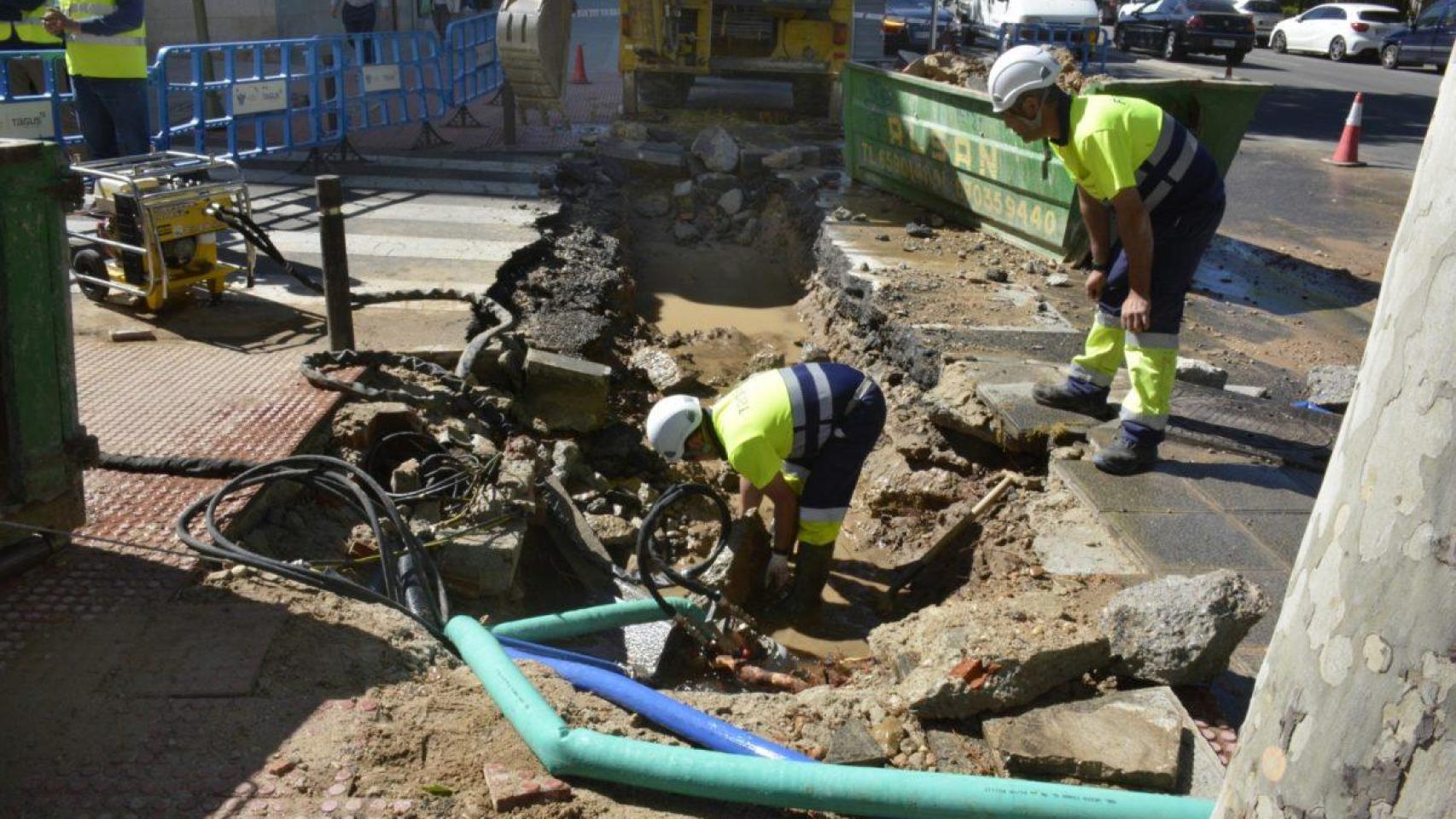 Operarios del Ayuntamiento de Toledo reparando una avería en la red de abastecimiento en la Reconquista.
