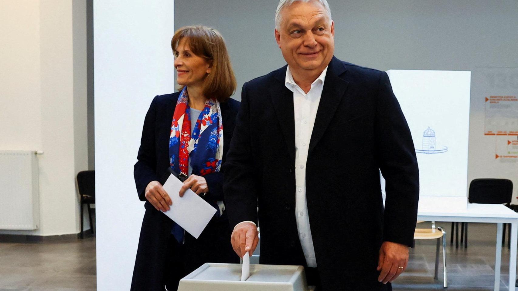 El primer ministro húngaro Viktor Orban y su esposa Aniko Levai votan durante las elecciones parlamentarias húngaras en Budapest, Hungría, el 12 de abril de 2026