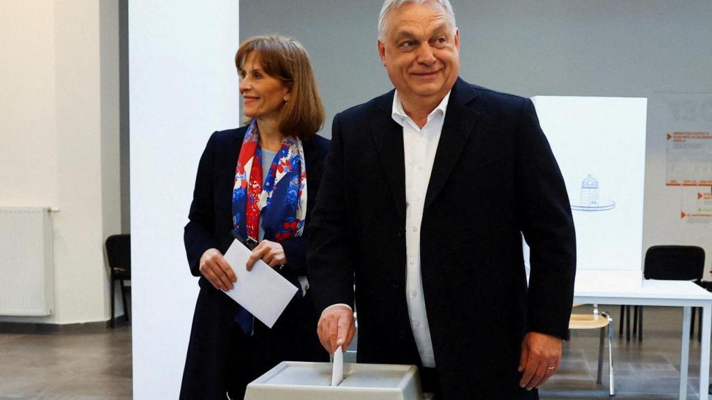 El primer ministro húngaro Viktor Orban y su esposa Aniko Levai votan durante las elecciones parlamentarias húngaras en Budapest, Hungría, el 12 de abril de 2026