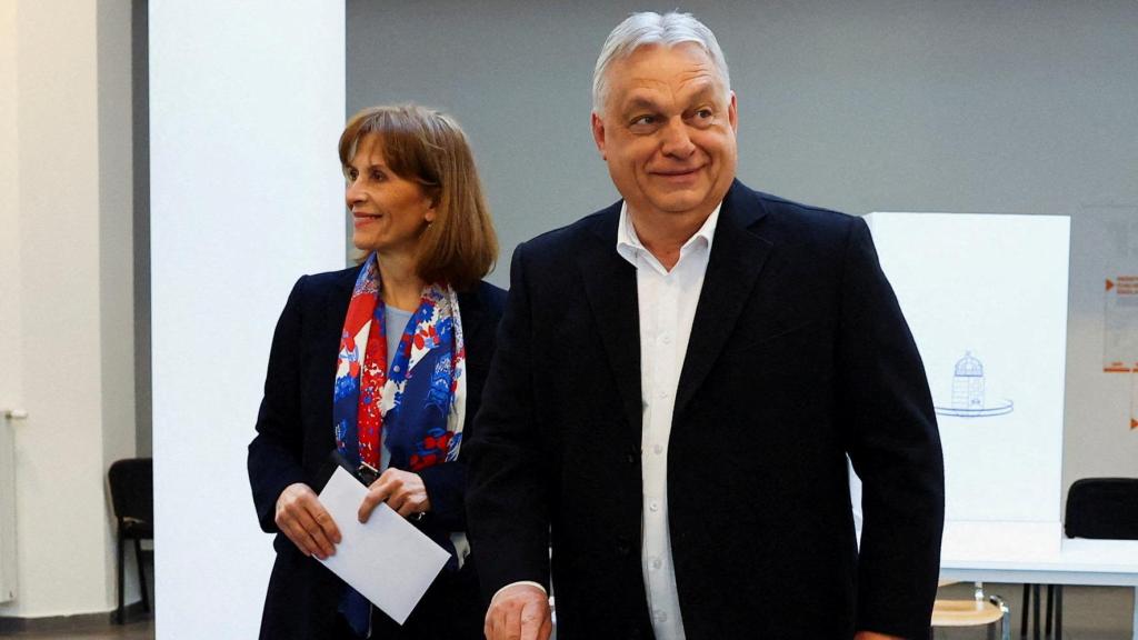 El primer ministro húngaro Viktor Orban y su esposa Aniko Levai votan durante las elecciones parlamentarias húngaras en Budapest, Hungría, el 12 de abril de 2026