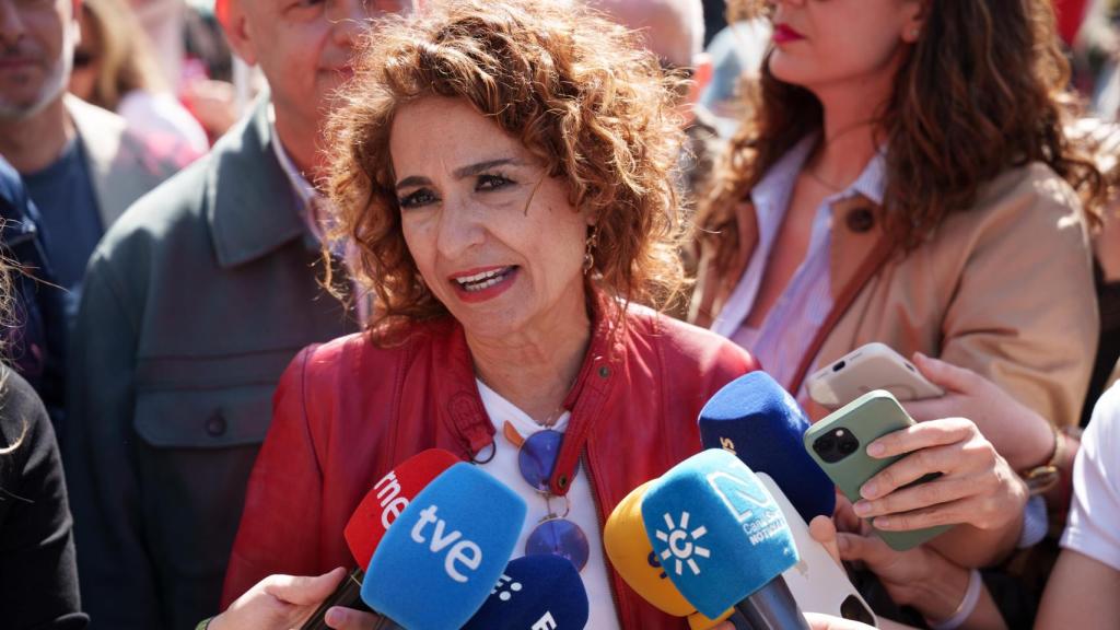 La candidata a la Junta de Andalucía por el Partido PSOE-A María Jesús Montero atiende a los medios antes del comienzo de la manifestación de las Mareas Blancas.
