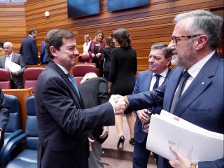 El presidente de la Junta en funciones, Alfonso Fernández Mañueco, saluda al entonces presidente de las Cortes y candidato de Vox, Carlos Pollán, en un pleno del Parlamento autonómico, en diciembre de 2025