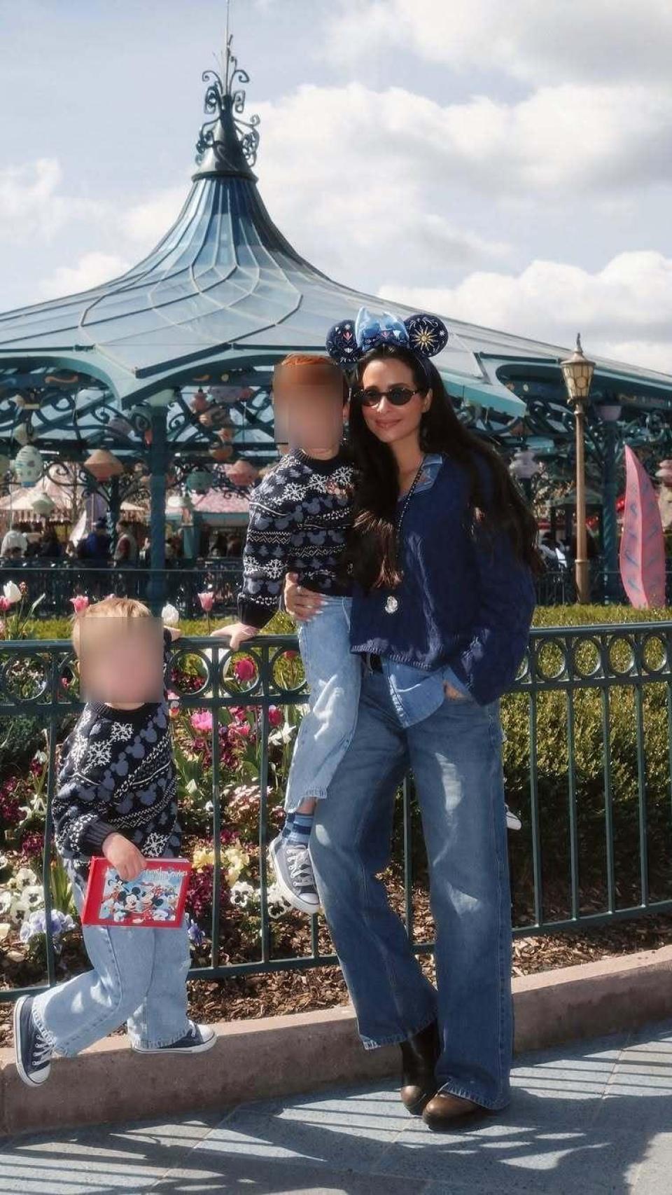 María Fernández-Rubíes, con sus dos hijos, Nico y Patricio, en sus redes sociales.