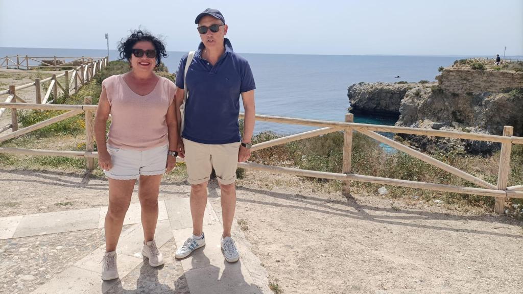 Paqui y Jesús posan para EL ESPAÑOL con el mar de fondo.