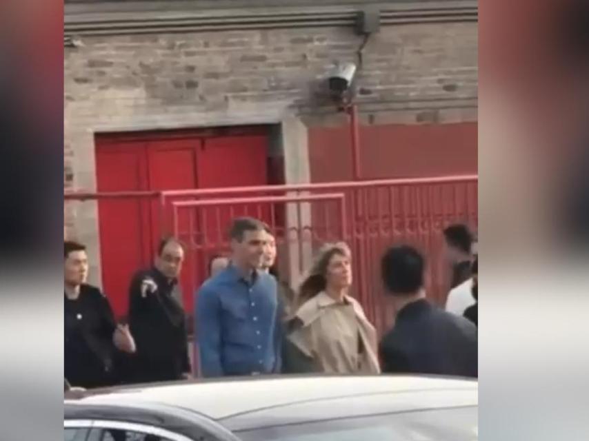 Pedro Sánchez y Begoña Gómez, este domingo en Pekín.