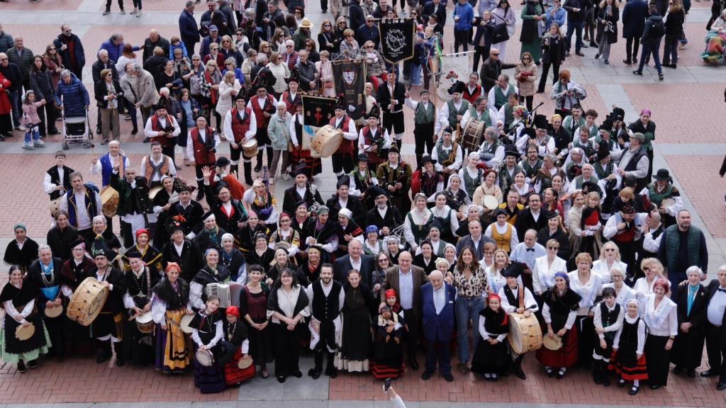 Los gaiteros gallegos en la Plaza Mayor de Valladolid, este domingo