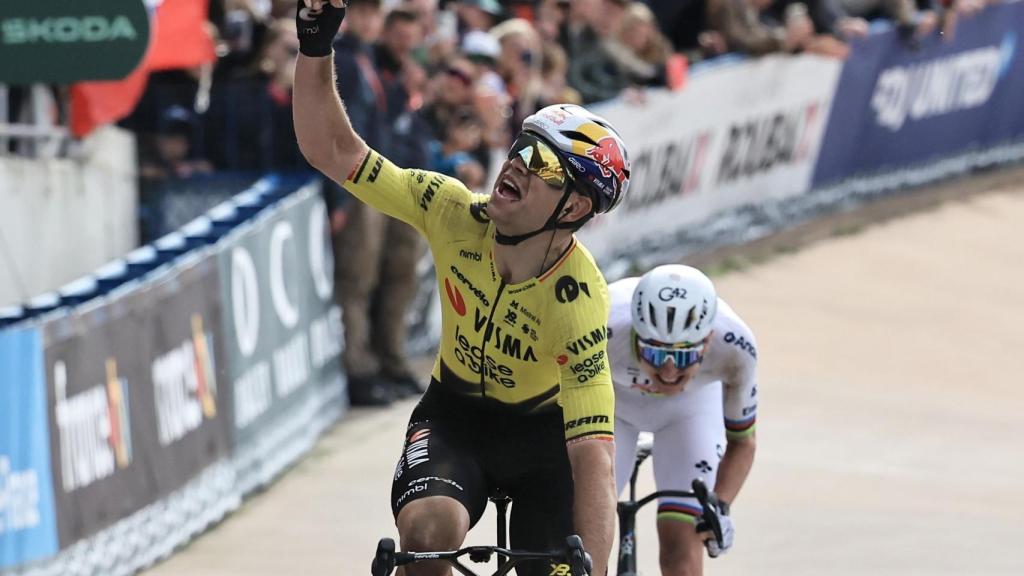 Van Aert celebra la victoria en la París-Roubaix 2026 por delante de Pogacar.