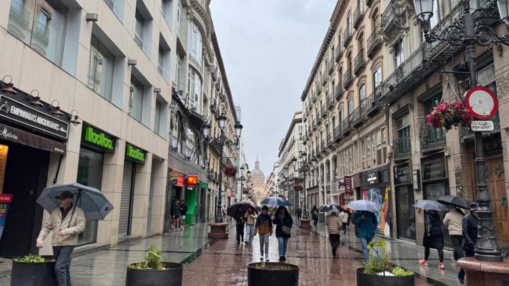 Zaragoza cubierta de lluvia este domingo