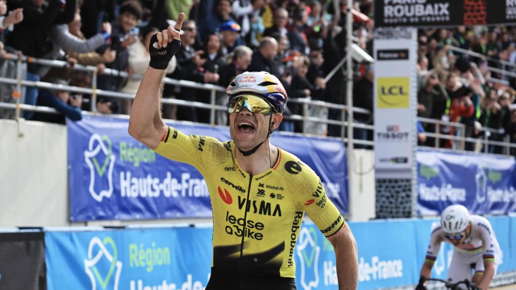 Van Aert celebra su triunfo en la París-Roubaix.