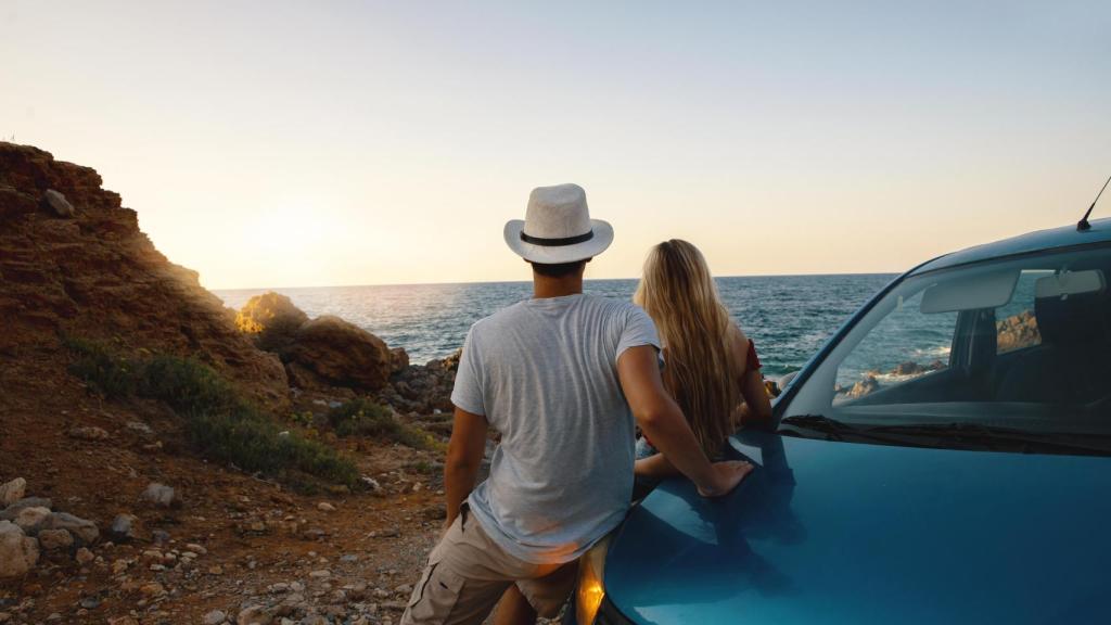 Joven pareja en el viaje por carretera descubriendo la costa
