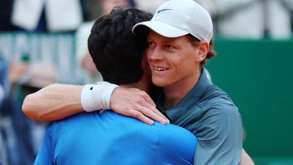 Alcaraz y Sinner se abrazan tras la final de Montecarlo.