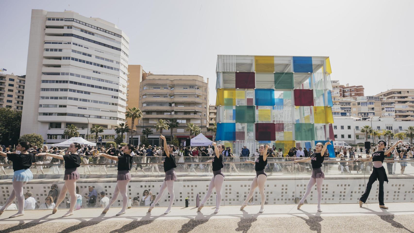 Unas seiscientas personas, según la organización, han participado este domingo en un espectáculo de danza.