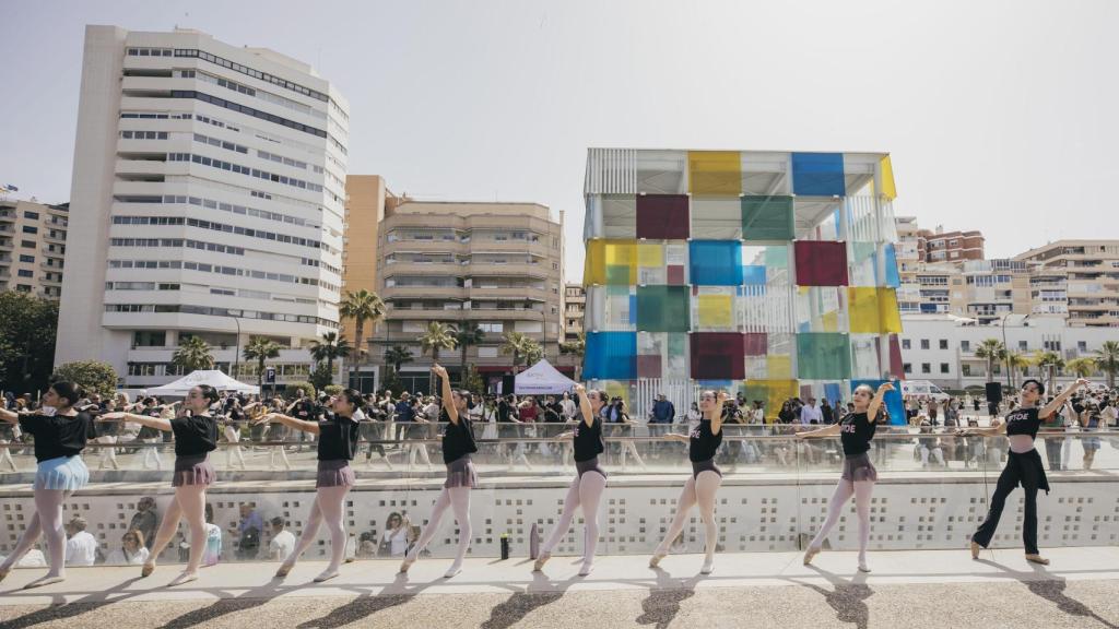 Unas seiscientas personas, según la organización, han participado este domingo en un espectáculo de danza.