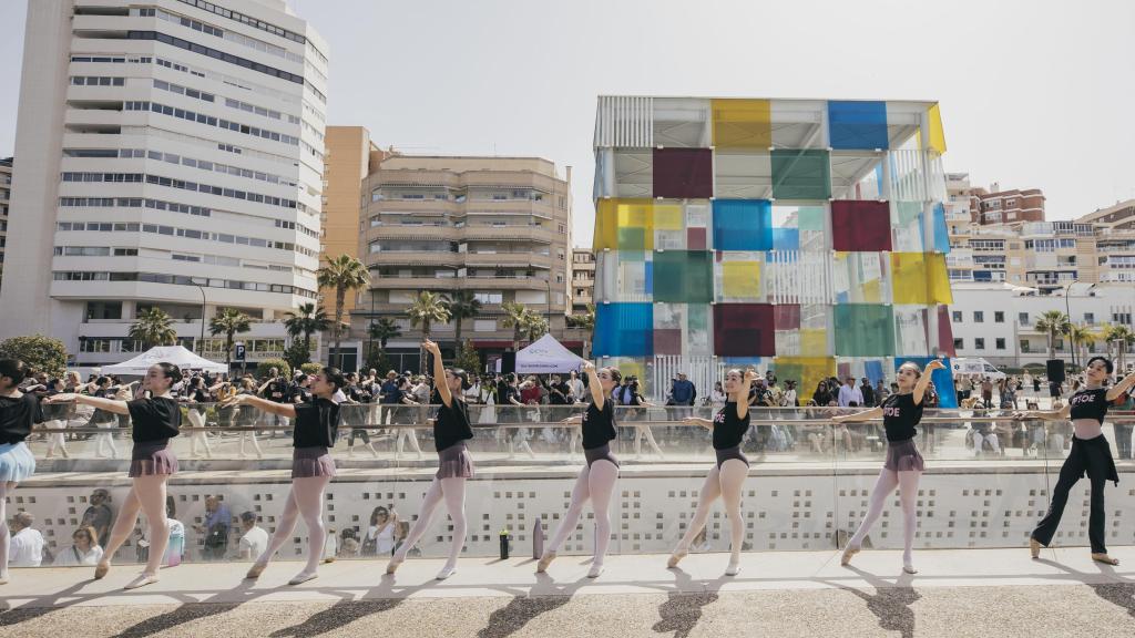 Unas seiscientas personas, según la organización, han participado este domingo en un espectáculo de danza.