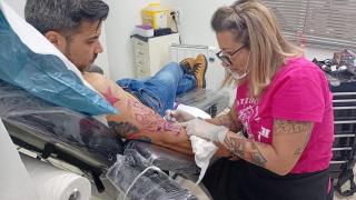 Mariló Fernández, en plena sesión de tatuaje en Tattoo Stone Málaga.