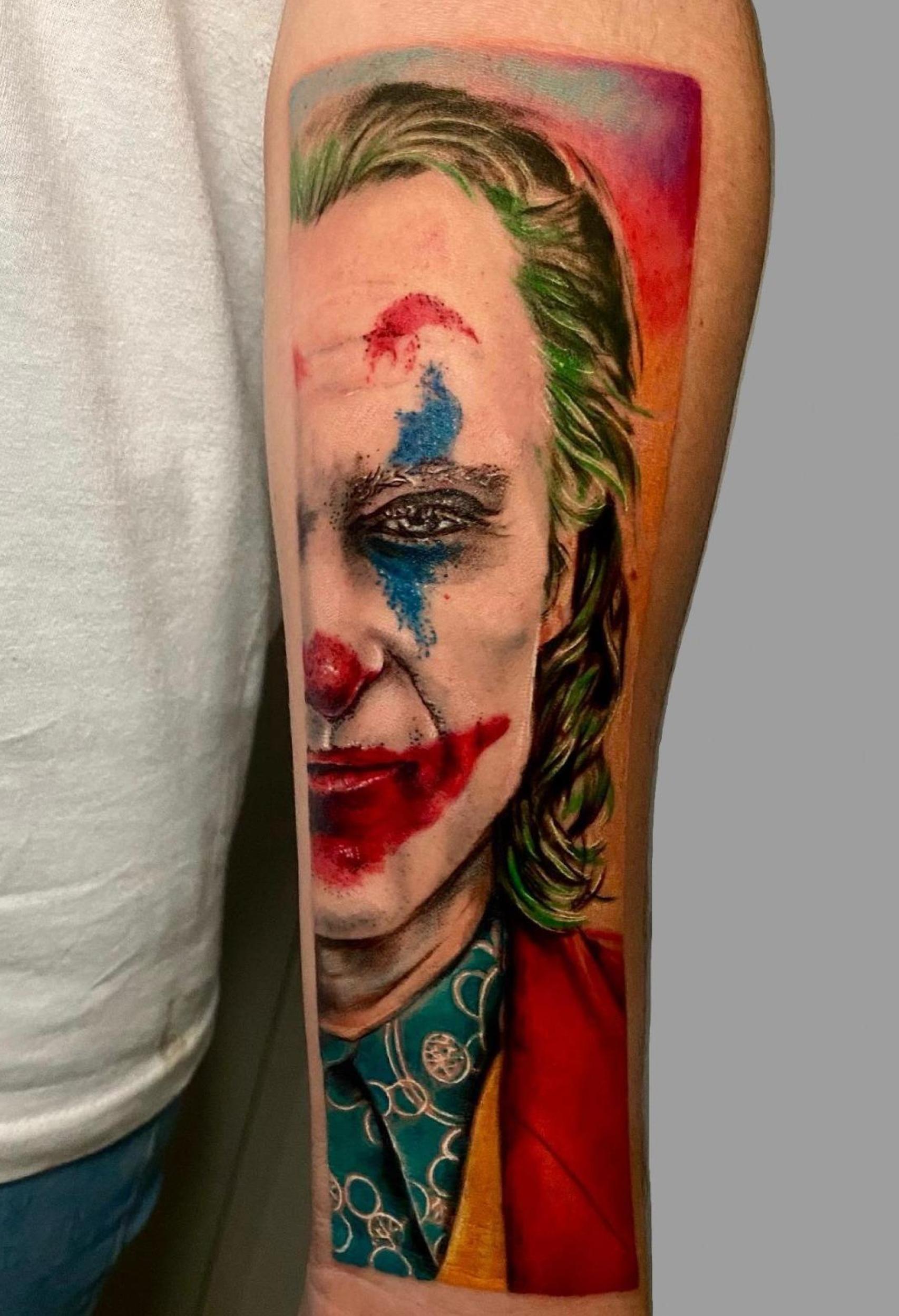 La mitad de la cara del Joker.