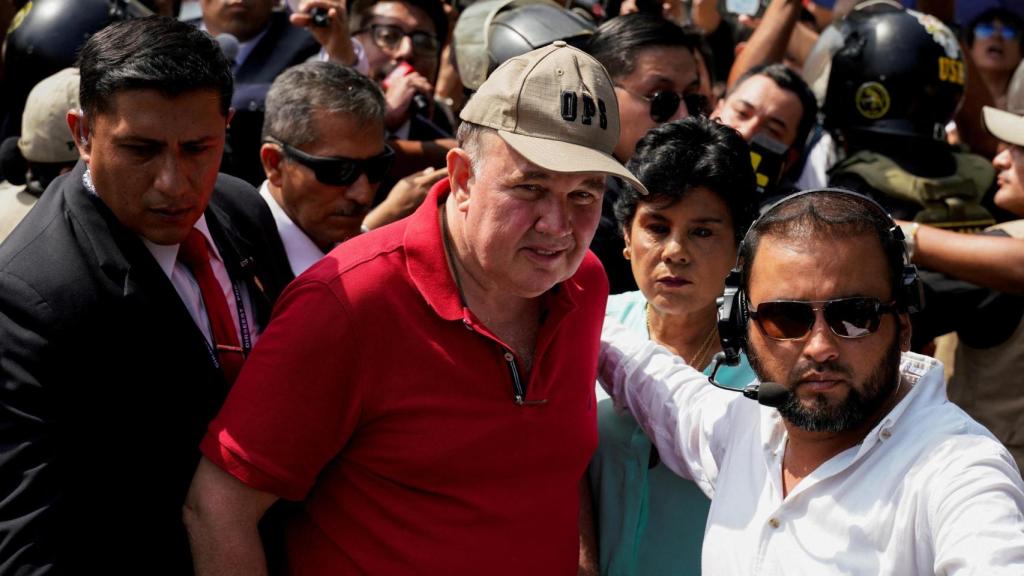 El candidato presidencial peruano Rafael López Aliaga sale tras votar en un colegio electoral durante las elecciones generales en Lima, Perú, el 12 de abril de 2026.