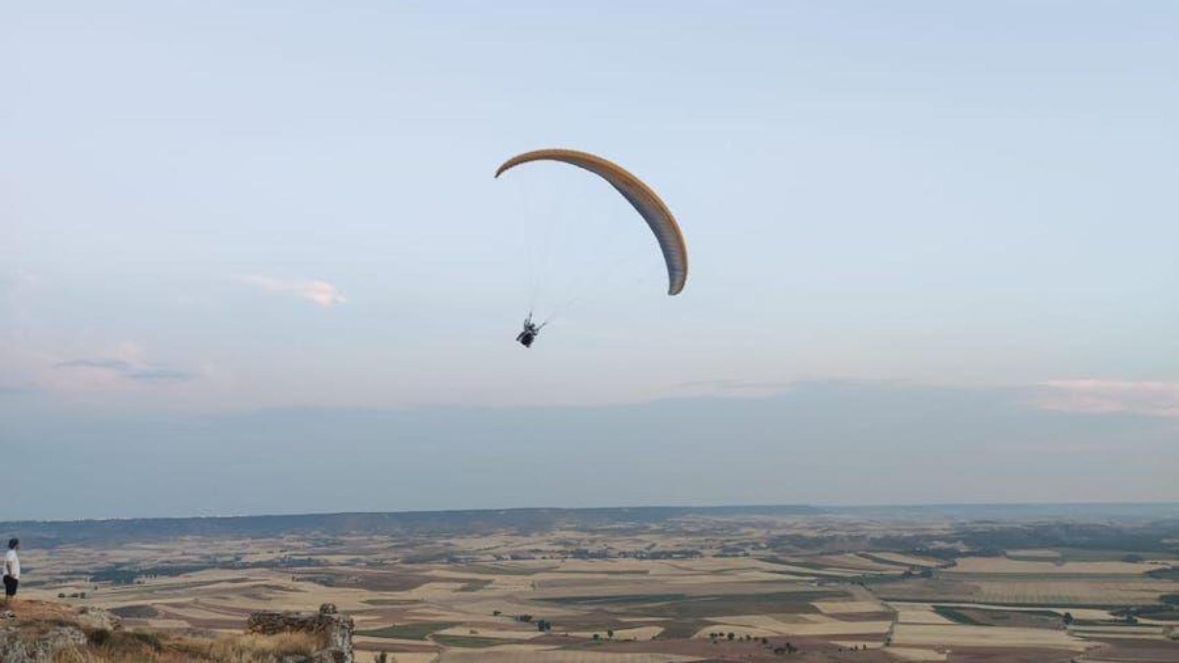 Un parapente sobrevolando el paraje de La Muela en Alarilla (Guadalajara).