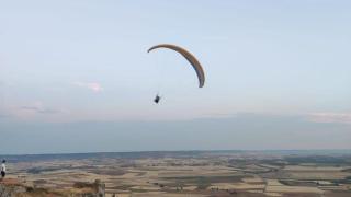 Un parapente sobrevolando el paraje de La Muela en Alarilla (Guadalajara).