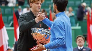 Jannik Sinner y Carlos Alcaraz se saludan tras la final del Masters 1000 de Montecarlo.