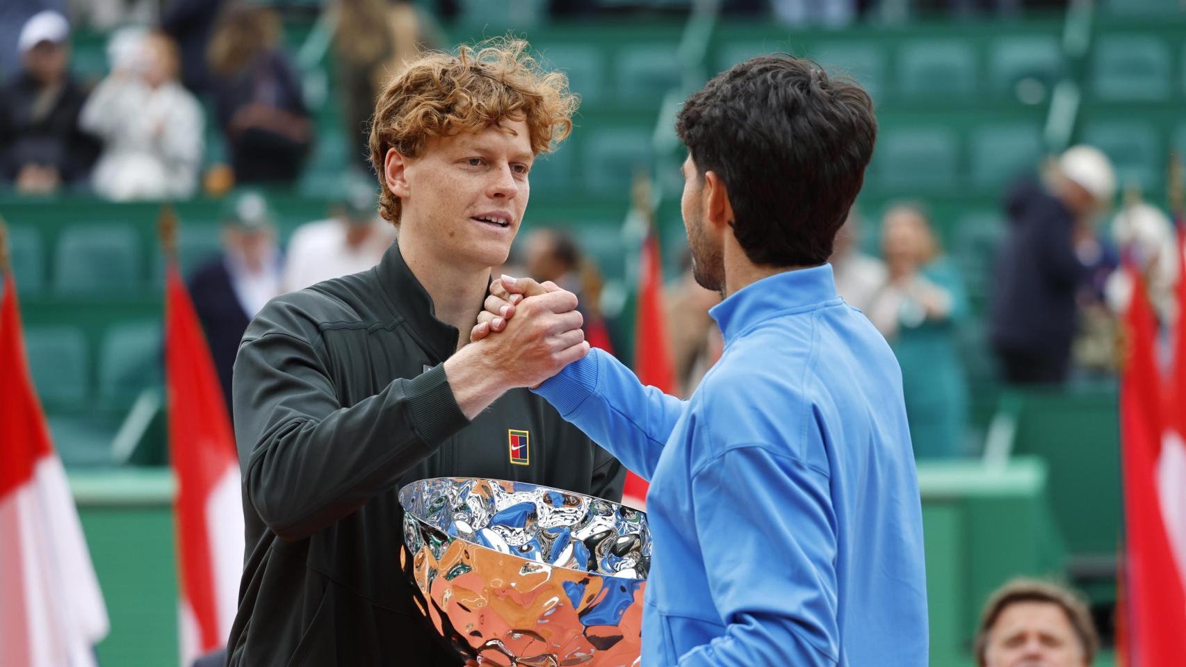 Jannik Sinner y Carlos Alcaraz se saludan tras la final del Masters 1000 de Montecarlo.