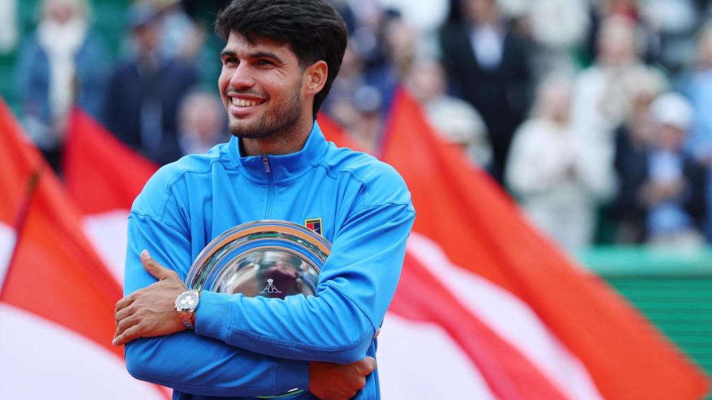 Alcaraz, con el trofeo de subcampeón del Masters 1000 de Montecarlo.