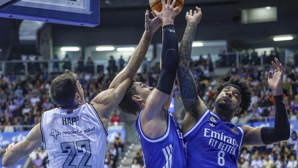 Hezonja y Okeke saltan a por un balón.