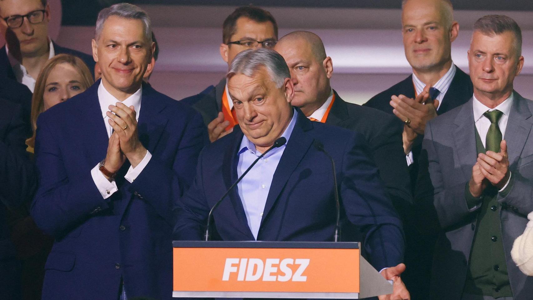 El primer ministro húngaro, Viktor Orbán, reacciona mientras se dirige a sus seguidores tras el anuncio de los resultados parciales de las elecciones parlamentarias en Budapest, Hungría, el 12 de abril de 2026.