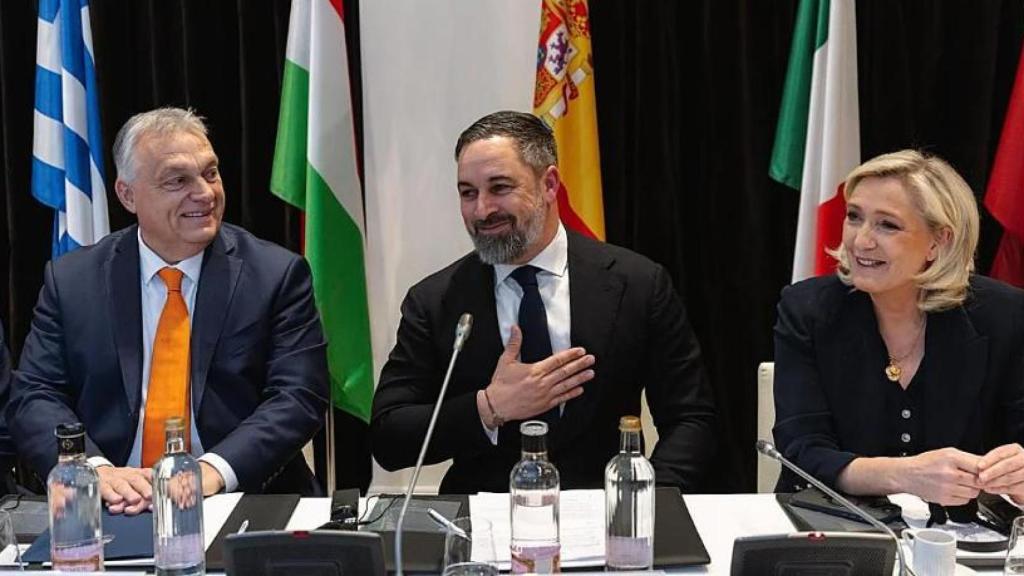 Viktor Orbán, Santiago Abascal y Marine Le Pen, en la cumbre de los Patriots celebrada en Madrid en febrero de 2025.