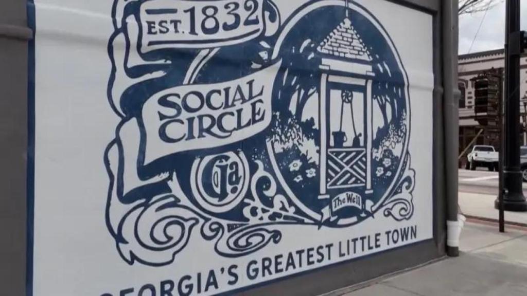 Un cartel con el logo del pueblo en Solar Circle.