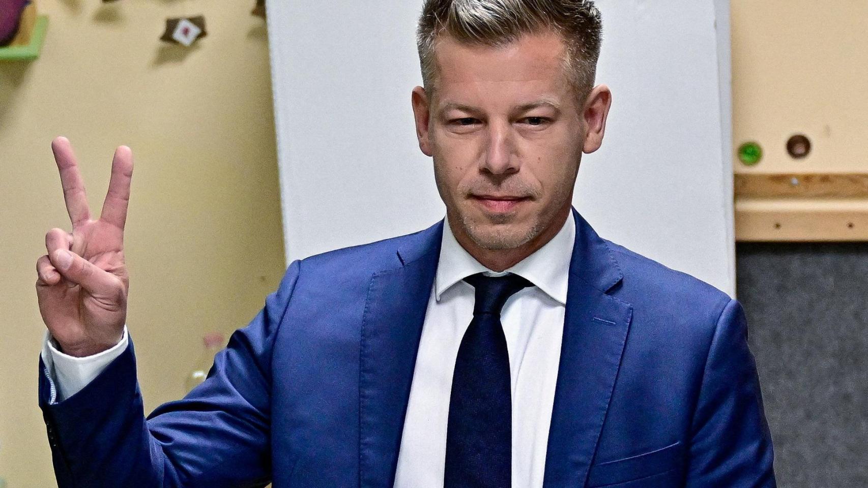 Peter Magyar , líder del partido opositor Tisza, gesticula tras emitir su voto durante las elecciones parlamentarias húngaras en Budapest, Hungría, el 12 de abril de 2026.