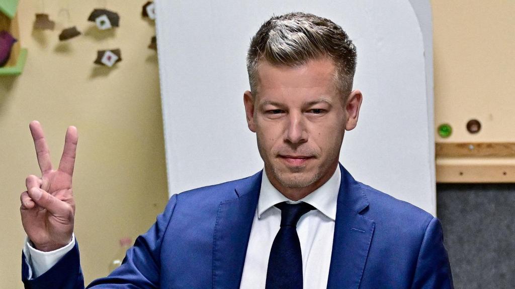 Peter Magyar , líder del partido opositor Tisza, gesticula tras emitir su voto durante las elecciones parlamentarias húngaras en Budapest, Hungría, el 12 de abril de 2026.