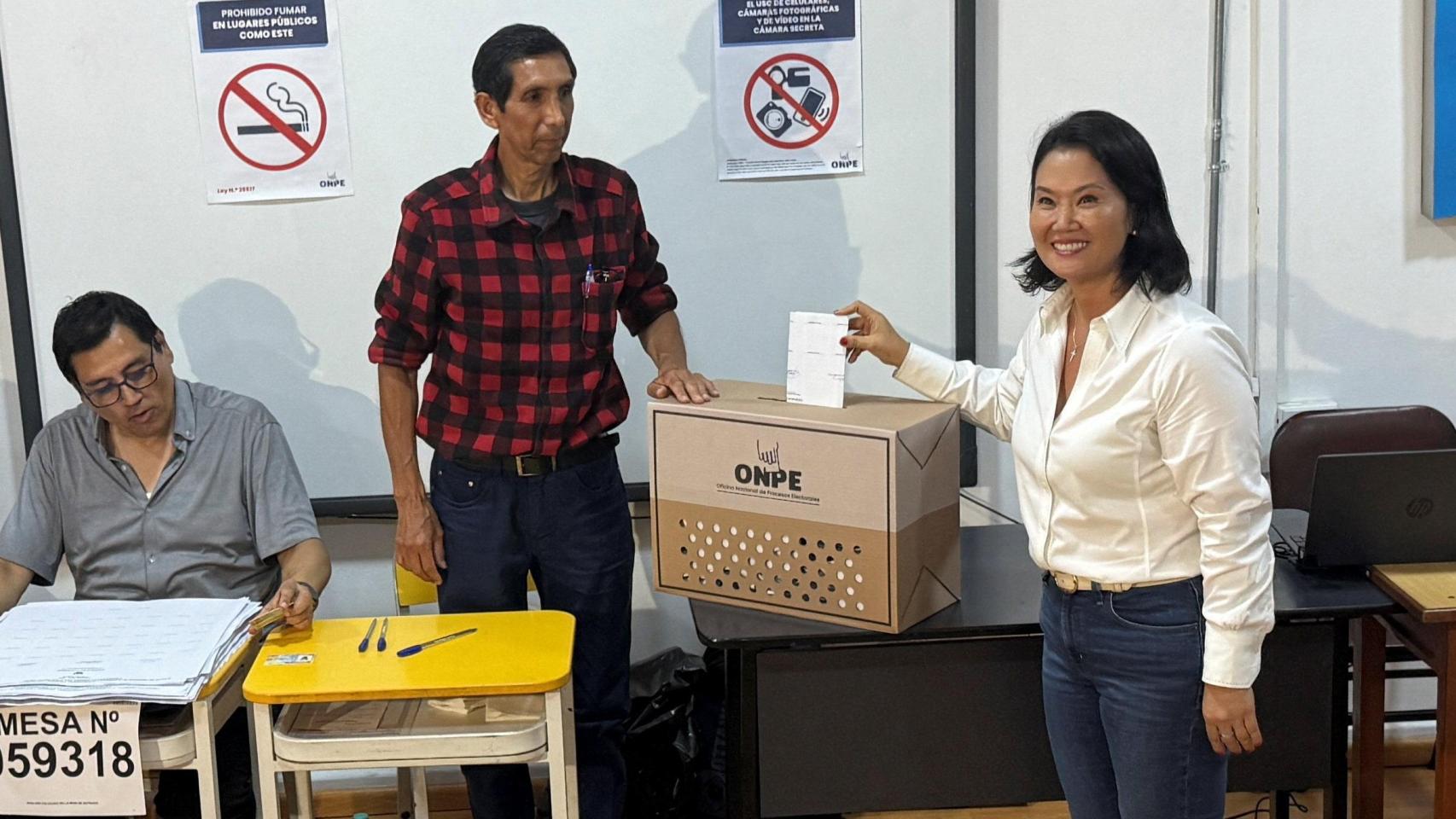 La candidata presidencial peruana Keiko Fujimori emite su voto en un colegio electoral durante las elecciones generales en Lima, Perú.