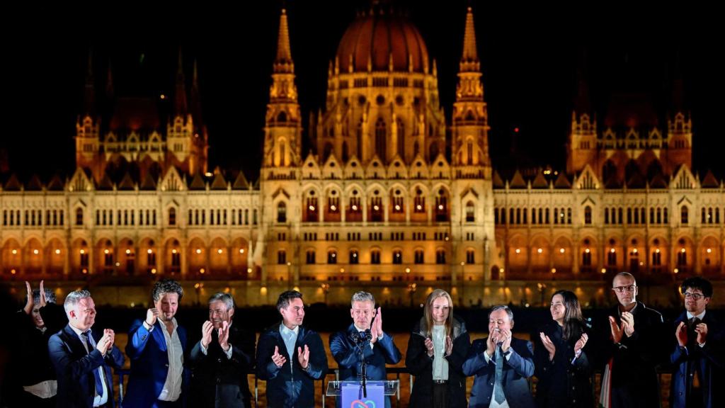 El democristiano Péter Magyar, durante su discurso de la victoria frente al Parlamento húngaro