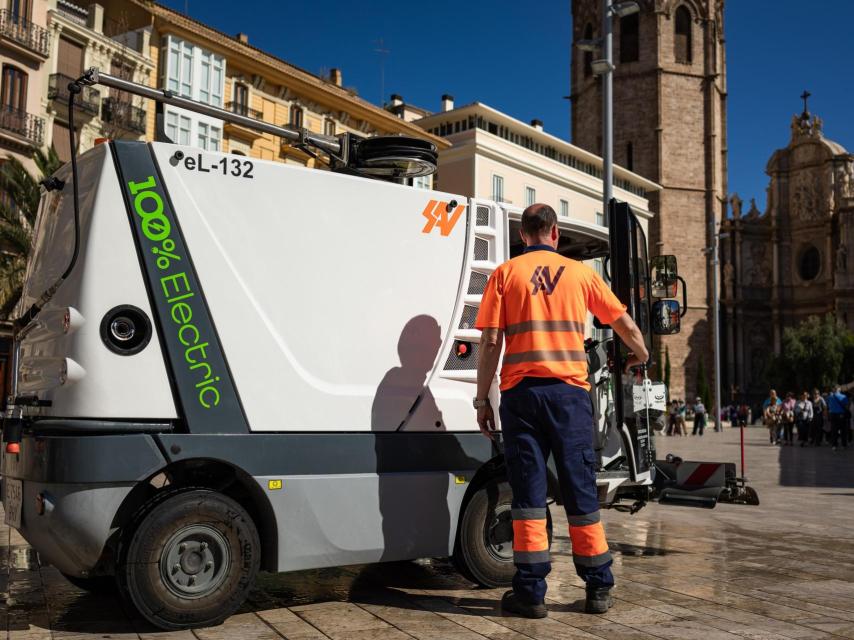Limpieza de SAV en la Plaza de la Reina de Valencia. EE