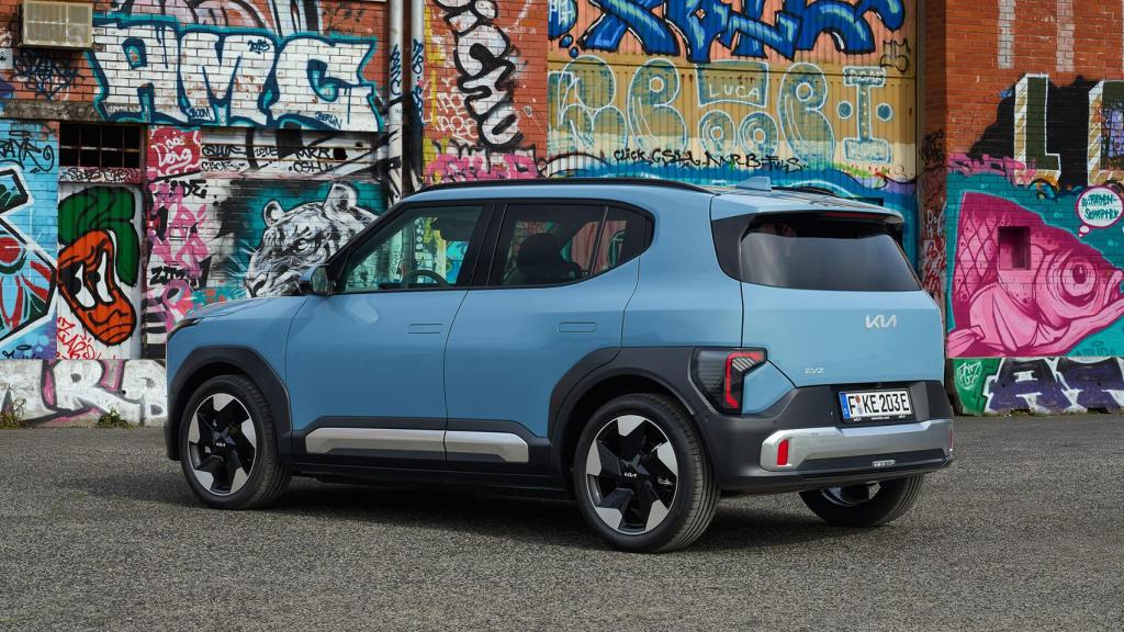 El diseño del Kia EV2 destaca por sus posiciones verticales, lo que refuerza su presencia de SUV.